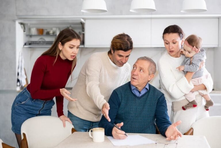 La successione si paga: quali sono i costi da sostenere 2 famiglia che firma documenti eredita allegri