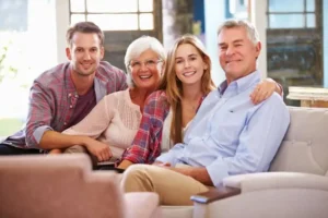 La Pensione di Reversibilità Spetta Ai Figli Maggiorenni 6 famiglia con figli adulti che discutono documenti pensionistici