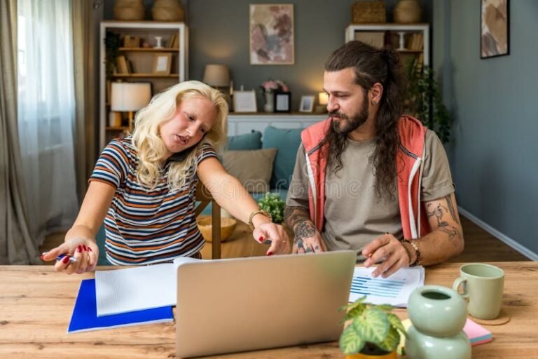 famiglia felice che compila moduli insieme