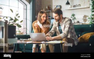 famiglia felice che consulta documenti fiscali insieme