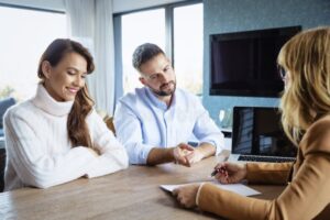 famiglia felice che discute con consulente finanziario