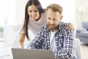 famiglia felice che esamina bollette insieme