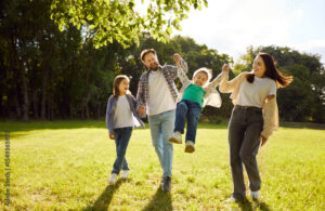 famiglia felice con bambini che giocano allaperto 1