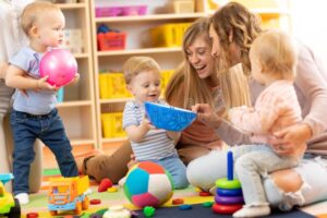 famiglia felice con bimbi allasilo nido