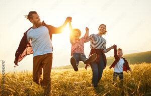 famiglia felice con bimbi che giocano