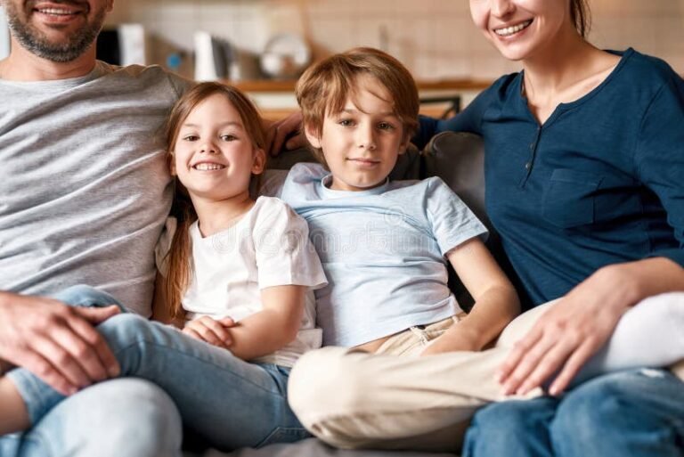 famiglia felice con figli adolescenti sorridenti