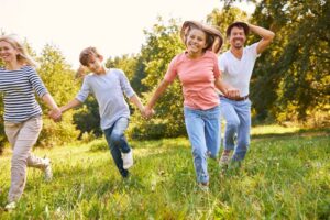 famiglia felice con figli e assegno in mano