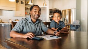 famiglia felice con figli e calcolatrice