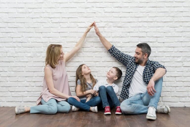 famiglia felice con genitori separati e figli