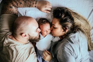 famiglia felice con neonato e documenti pagamento