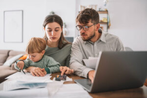 famiglia felice controlla bollette energetiche a casa