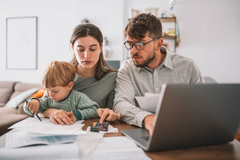 famiglia felice controlla bollette energetiche a casa