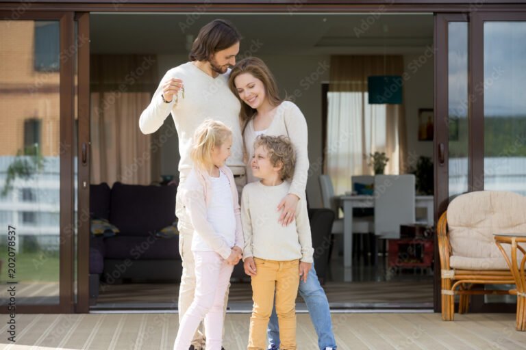 famiglia felice davanti casa con mutuo