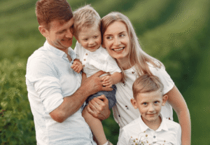 famiglia italiana felice con documenti inps