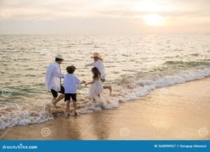 Come Funziona l'Assenza per Motivi Familiari e Quando È Consentita 6 famiglia serena che condivide momenti insieme