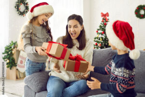 famiglie felici che ricevono regali natalizi