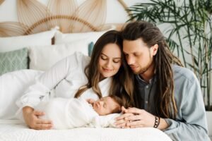 genitore felice con bambino e nido luminoso