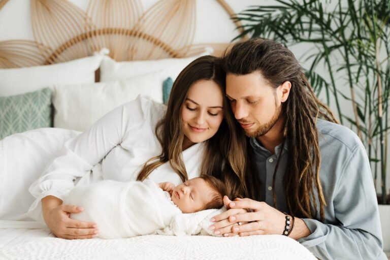 genitore felice con bambino e nido luminoso