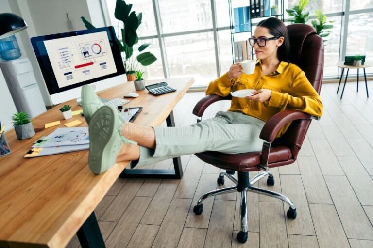 Lo Stage Viene Considerato Reddito Imponibile in Italia 2 giovane professionista al lavoro in ufficio moderno