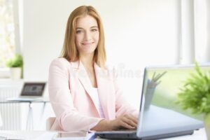 giovane professionista che lavora al computer
