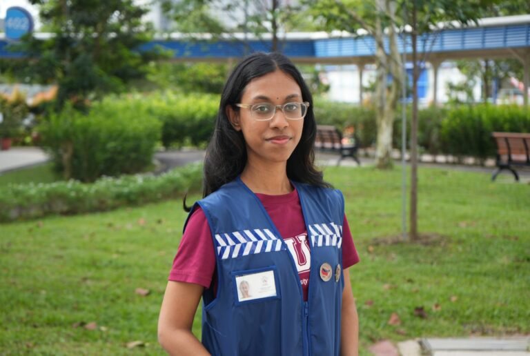 giovane volontario servizio civile con uniforme sorridente