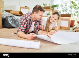 Come Funziona il Piano Casa per Giovani Coppie nella Tua Regione 11 giovani coppie che pianificano la casa insieme