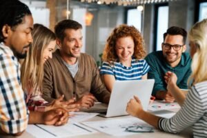 Cos'è il Fondo Resto al Sud e Come Funziona per le Start-up 38 giovani imprenditori che collaborano in una start up