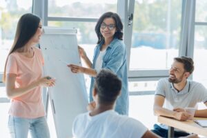giovani sorridenti durante formazione professionale