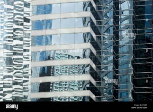 Il mercato immobiliare crollerà davvero nei prossimi mesi 4 grattacieli riflessi su vetrate di edifici