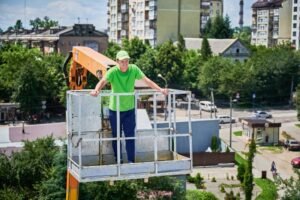 impiegato pubblico sorridente con casa nuova