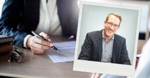 imprenditore che esamina documenti con brevetto