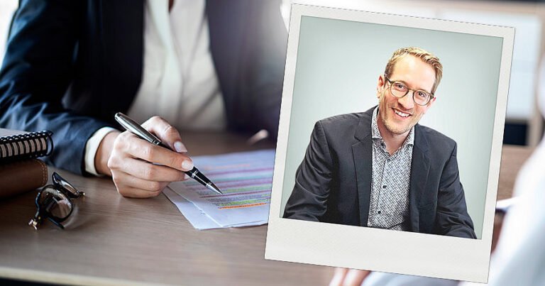 imprenditore che esamina documenti con brevetto