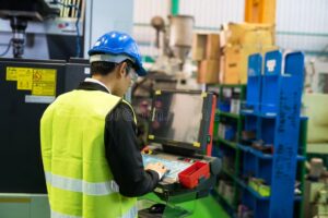 imprenditore che lavora a computer e operaio in fabbrica