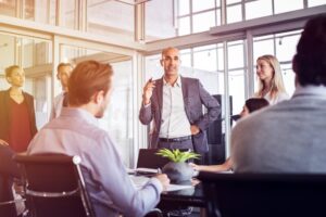 imprenditore che parla con dipendenti in ufficio
