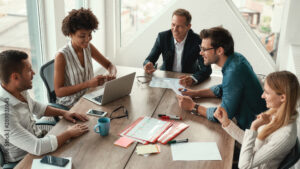 imprenditori giovani che discutono idee innovative