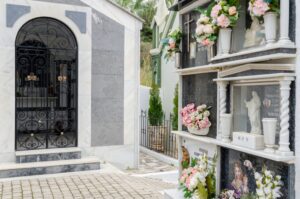 Quali servizi offre l’Agenzia Funebre La Primaria 1 ingresso elegante agenzia funebre con fiori