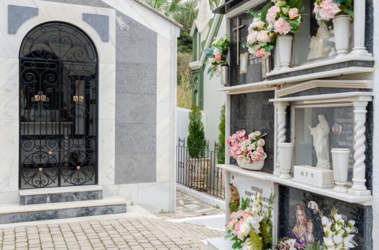 ingresso elegante agenzia funebre con fiori