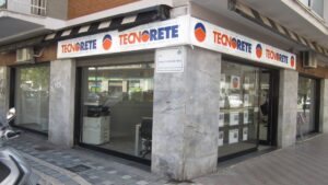 insegna agenzia immobiliare con vista citta pescara
