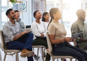 lavoratore felice in ufficio moderno