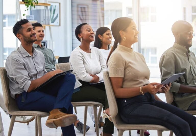 lavoratore felice in ufficio moderno