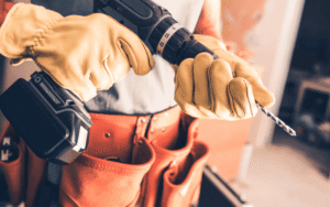 lavori di ristrutturazione casa con attrezzi