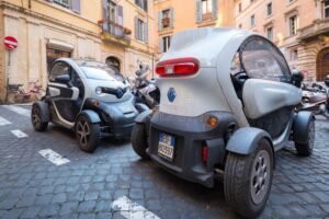 Perché c'è Caos sugli Incentivi per le Auto Elettriche in Italia 2 macchine elettriche parcheggiate in citta italiana