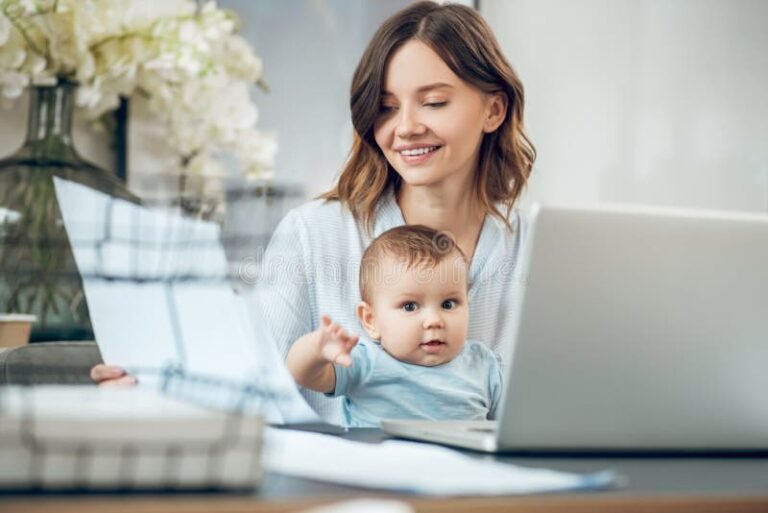 mamma felice con neonato e computer portatile