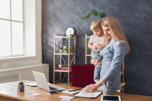 mamma felice con neonato e documenti ufficiali