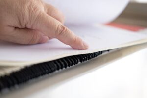 Come Accedere e Gestire l’Archivio Documenti nel Personal CAF 1 mani che organizzano documenti in archivio cartaceo