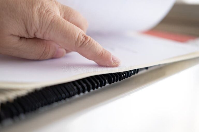mani che organizzano documenti in archivio cartaceo