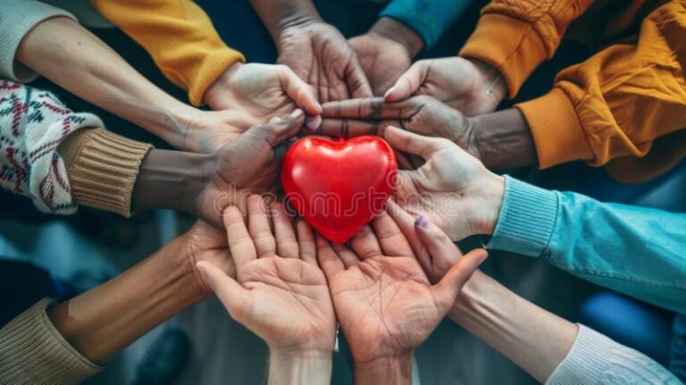 mani che si uniscono con cuore rosso