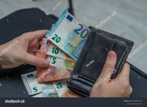 Btp Sono Considerati Fuori Dall’Isee Quali Regole Seguono 4 mani che tengono un portafoglio con euro
