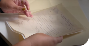 mani che tengono una documentazione ufficiale