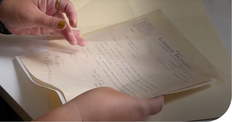 mani che tengono una documentazione ufficiale